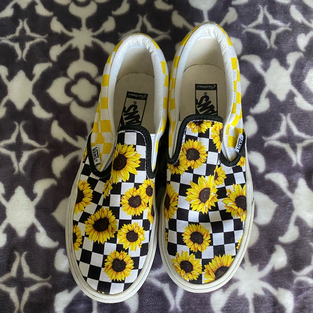 Exclusive sunflower VANs men’s size 7